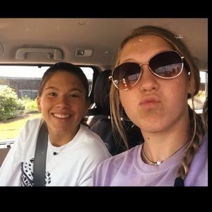 Meet your Posher, Ellia